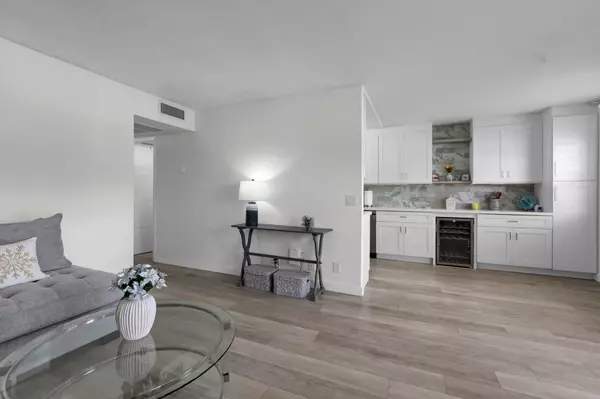 Boca Raton, FL 33434,1084 E Guildford