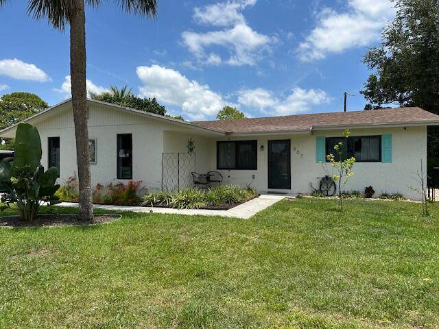 Stuart, FL 34994,907 SE Lake ST