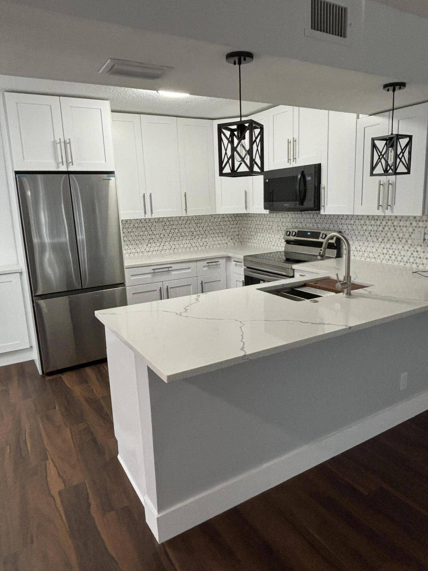 Lake Worth, FL 33467,7690 Tahiti LN 102