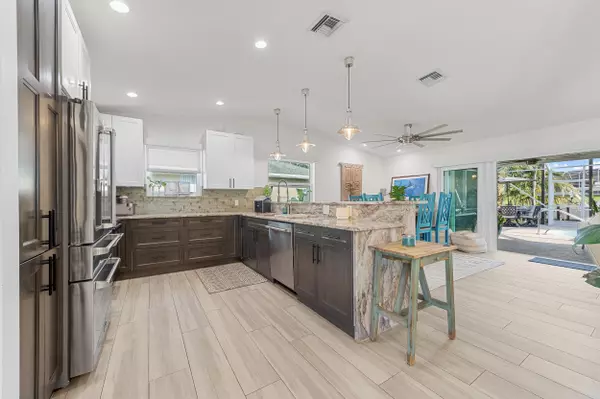 Port Saint Lucie, FL 34983,726 SE Seahouse DR