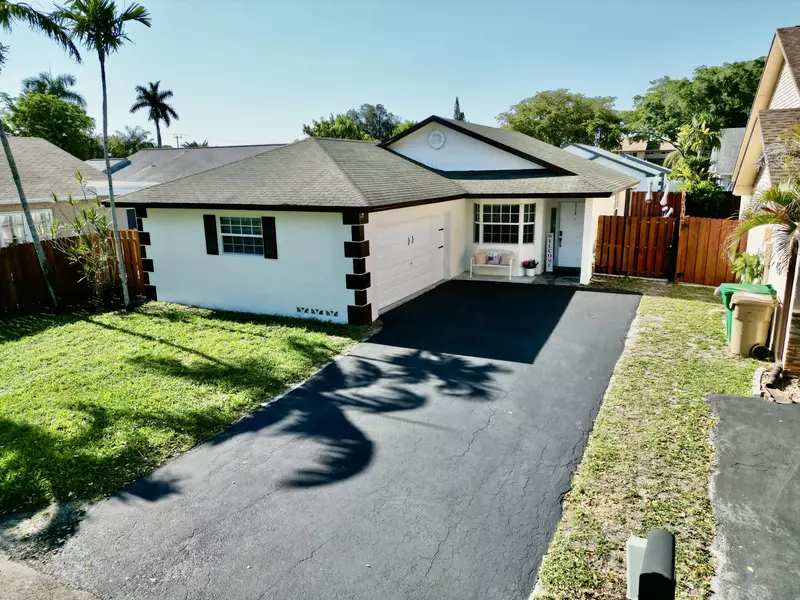 8421 SW 41st CT, Davie, FL 33328