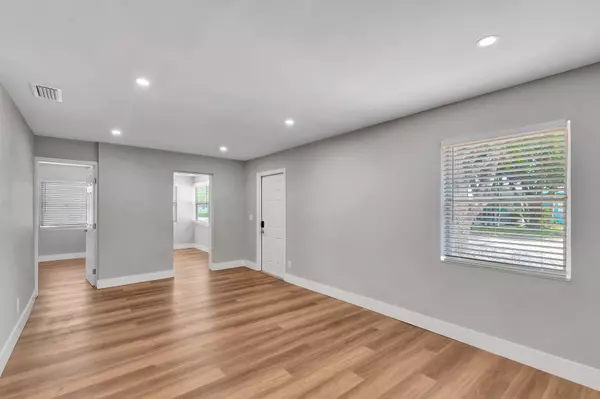 Lantana, FL 33462,125 E Hart ST