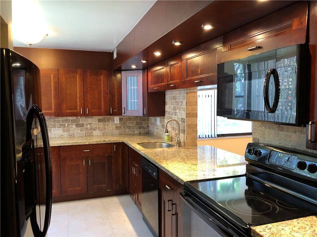 6800 Cypress RD 215, Plantation, FL 33317