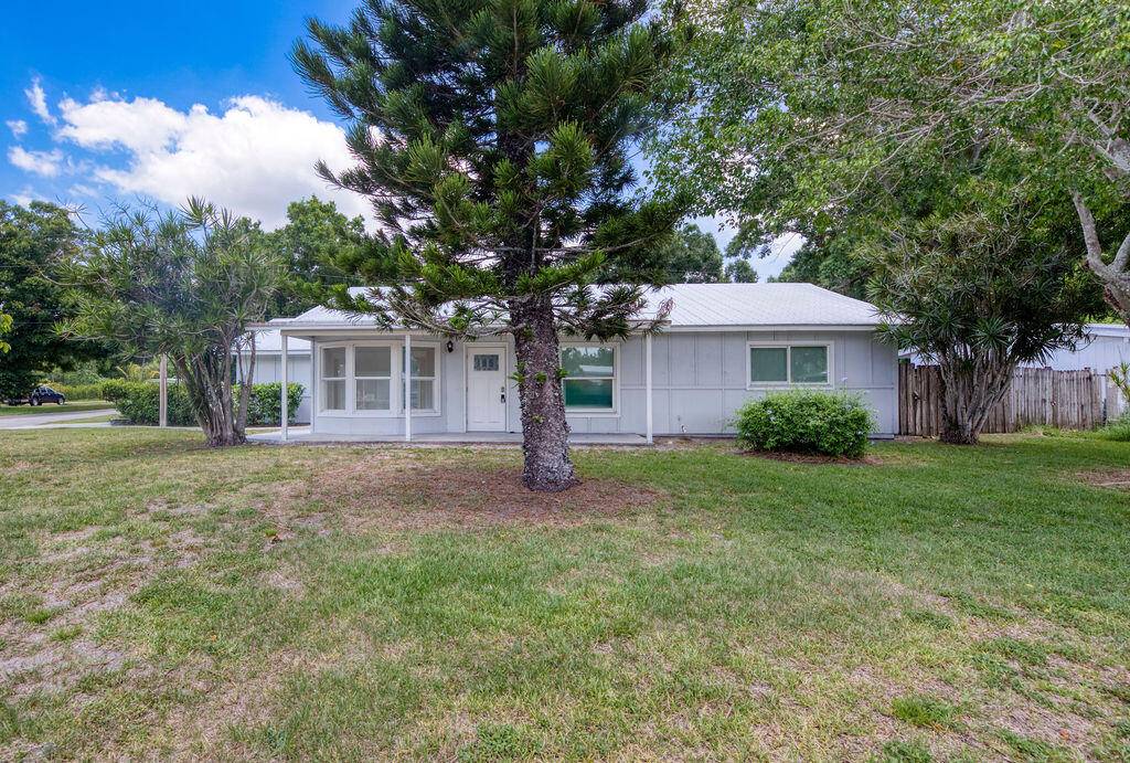 2564 SW 2nd PL, Vero Beach, FL 32962