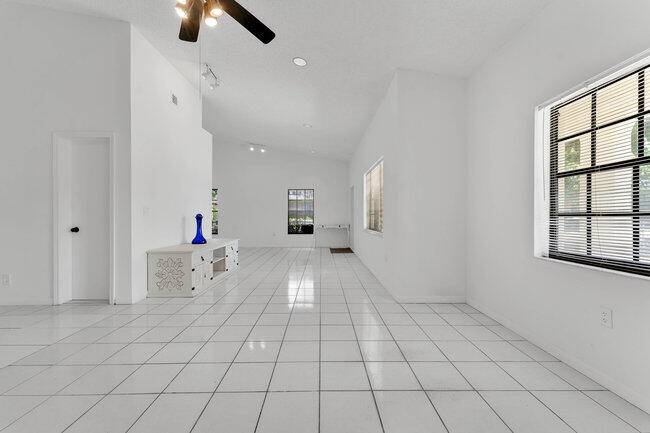 Hialeah, FL 33012,3682 W 2 AVE
