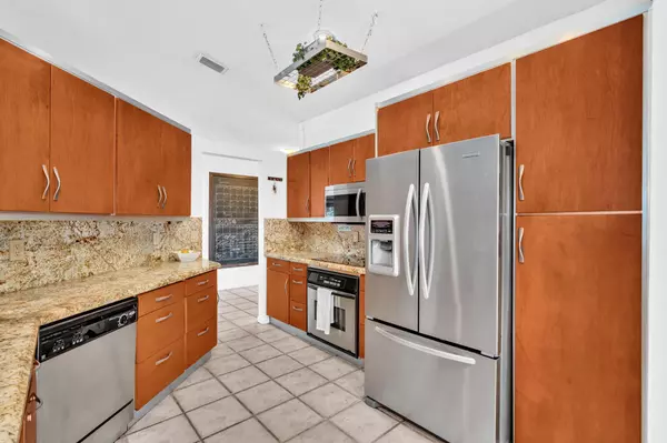 Boca Raton, FL 33487,498 Oregon LN