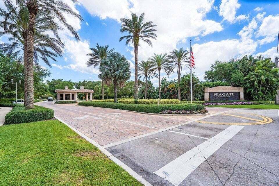 Delray Beach, FL 33445,501 W Greensward LN 101-C
