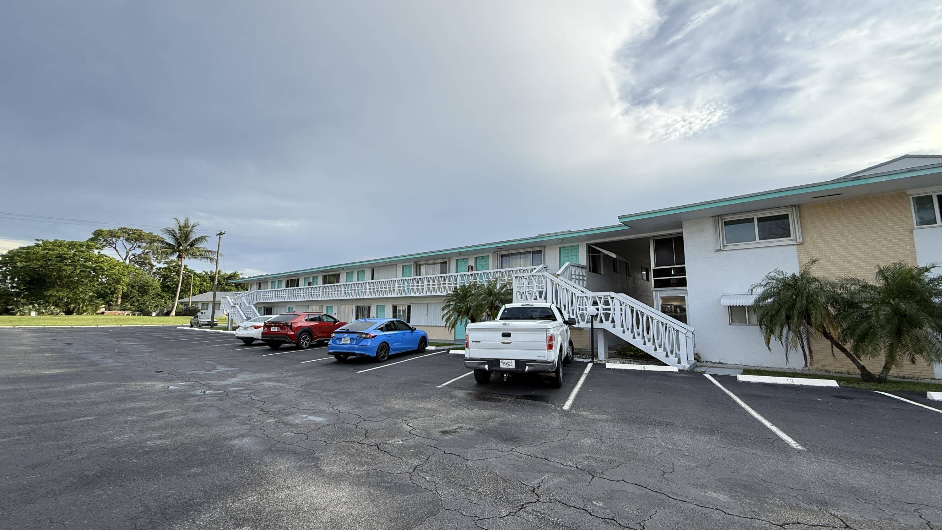 Lake Worth, FL 33461,2102 Lake Osborne DR 17