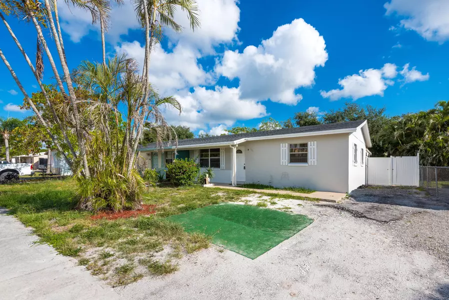 5881 S 38th CT, Greenacres, FL 33463