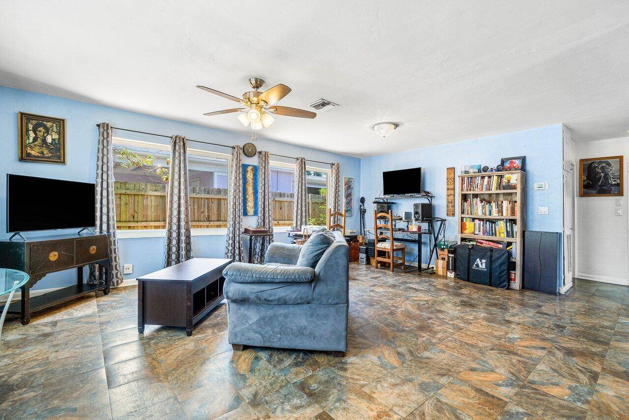 Lake Worth Beach, FL 33460,1405 N J TER