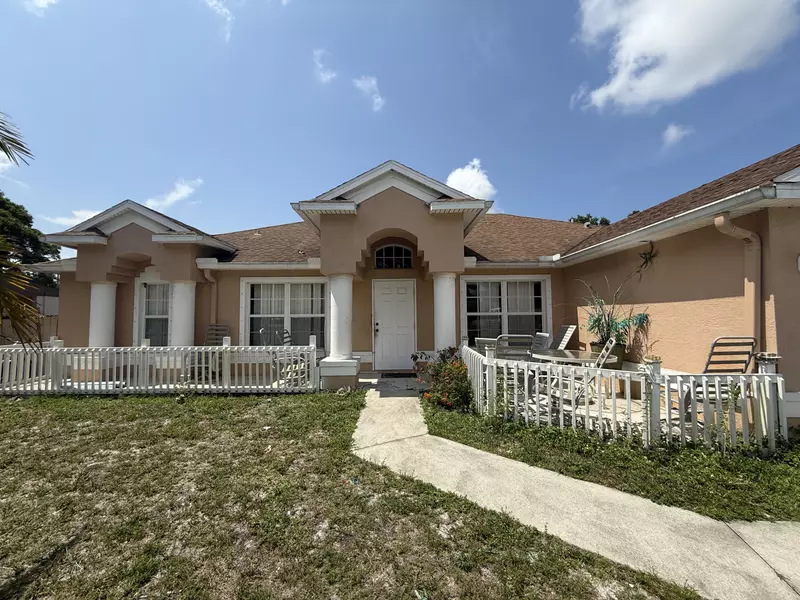 416 SE Calmoso DR, Port Saint Lucie, FL 34983