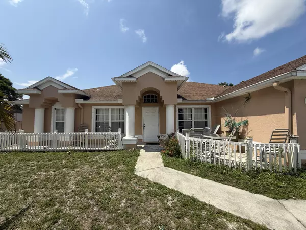 416 SE Calmoso DR, Port Saint Lucie, FL 34983