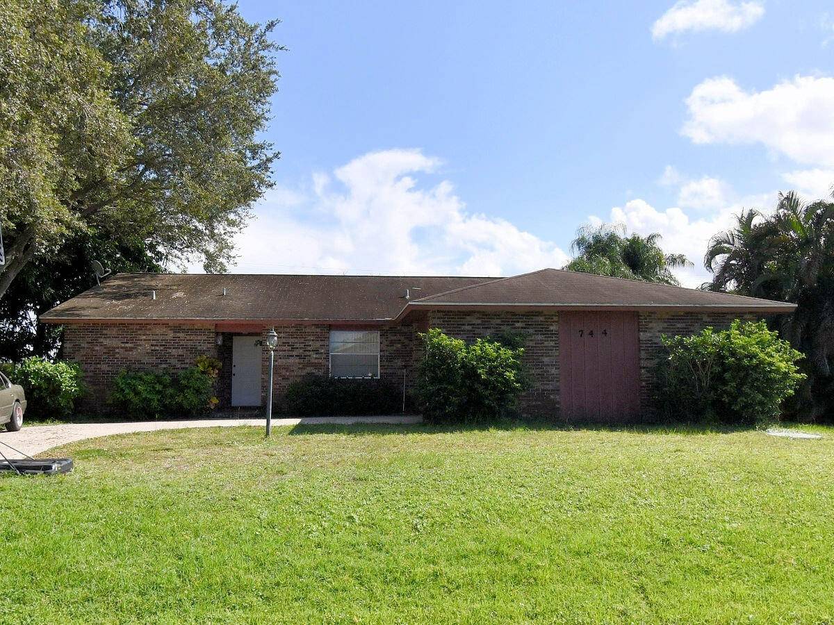 744 SE Fallon DR, Port Saint Lucie, FL 34983
