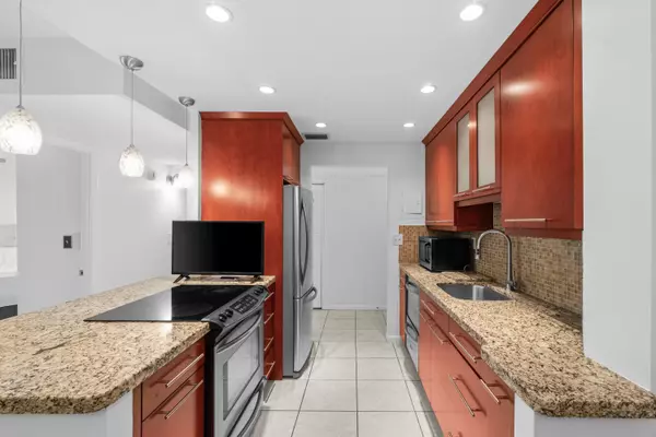 Boca Raton, FL 33431,250 NE 20th ST 1220