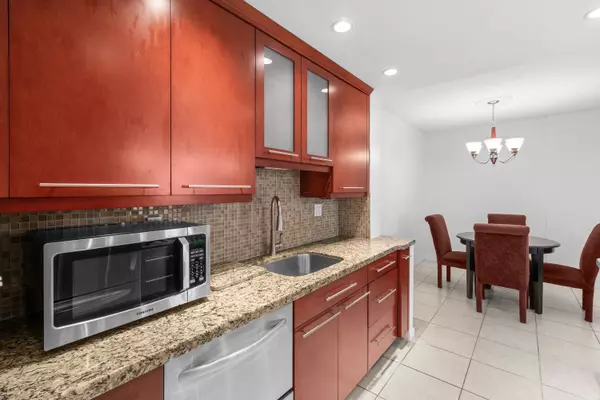 Boca Raton, FL 33431,250 NE 20th ST 1220