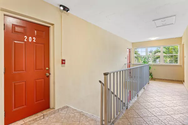 Pompano Beach, FL 33060,221 SE 9th AVE 202