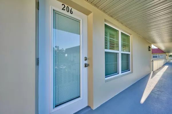 Vero Beach, FL 32962,70 Royal Oak CT 206
