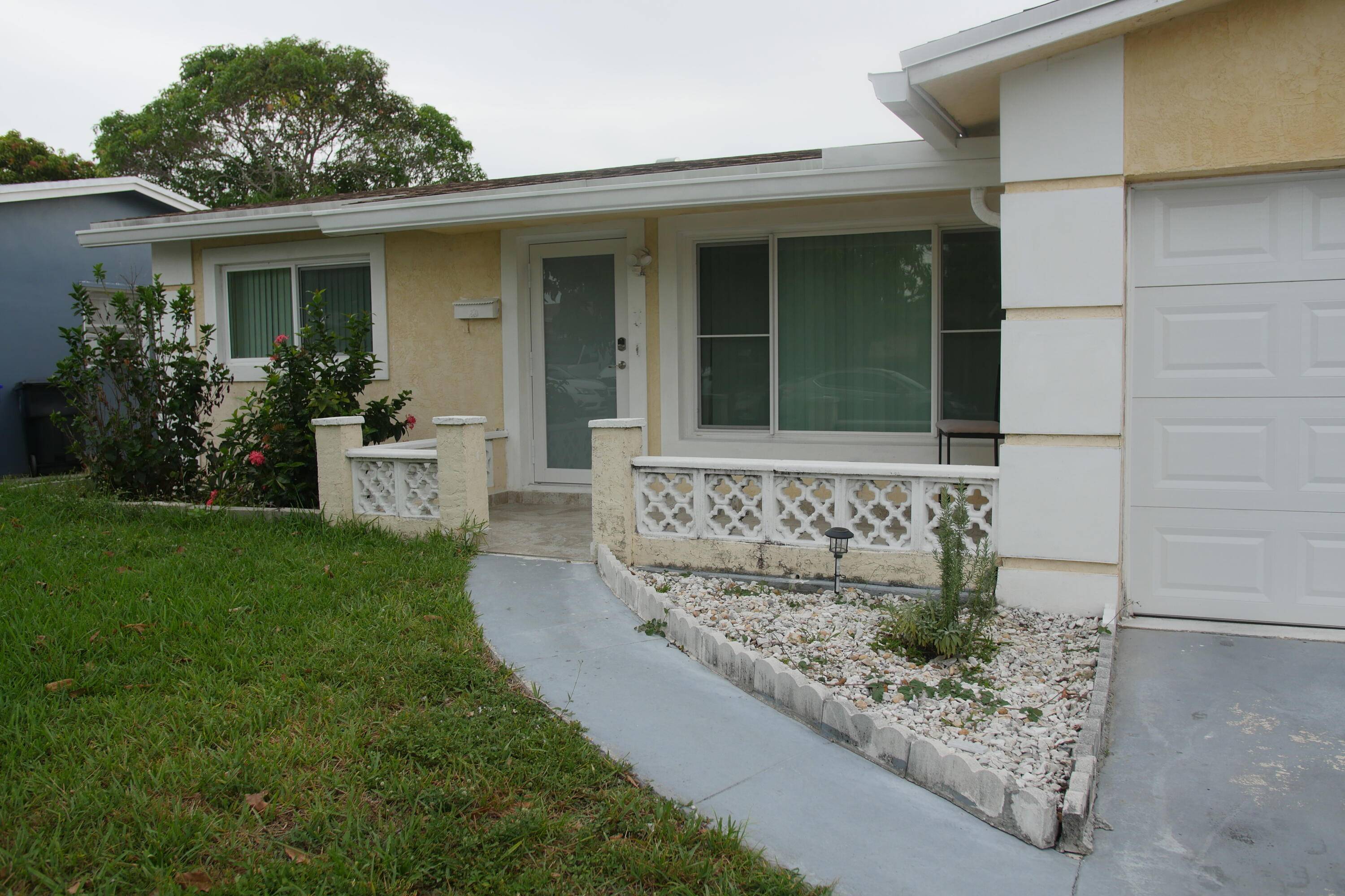 871 SW 63rd TER, North Lauderdale, FL 33068