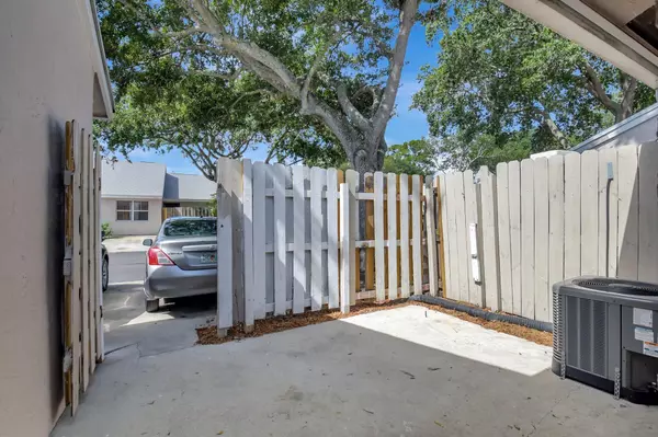 West Palm Beach, FL 33415,5171 Glencove LN