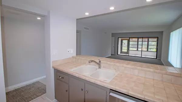 Jensen Beach, FL 34957,1600 NE Dixie HWY 12-106