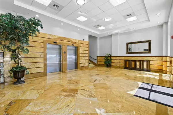 Boynton Beach, FL 33426,1880 N Congress AVE 315