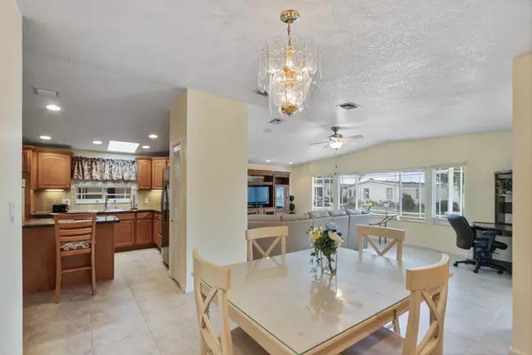 Port Saint Lucie, FL 34952,8529 Lidflower CT