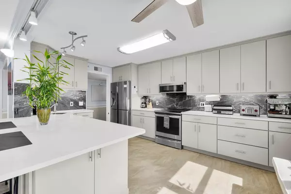 Hutchinson Island, FL 34949,5049 N Highway A1a 1905