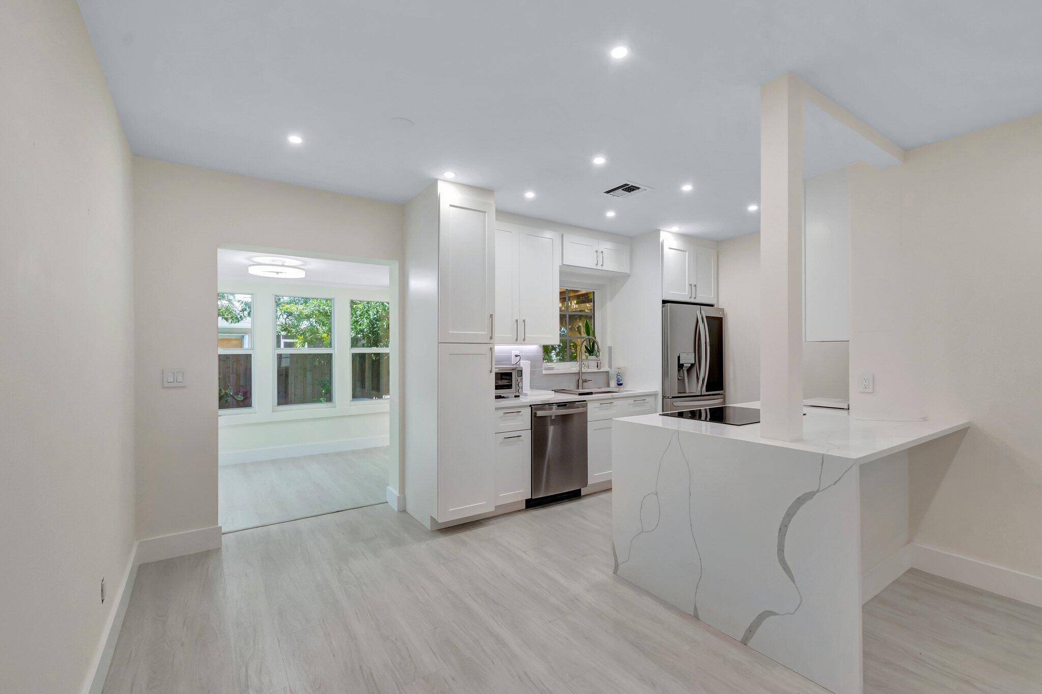 Lake Worth Beach, FL 33460,305 Vanderbilt DR