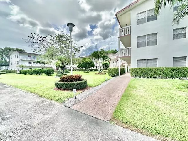 390 Fanshaw J, Boca Raton, FL 33434