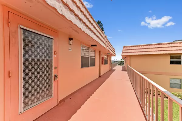 Delray Beach, FL 33446,669 N Saxony