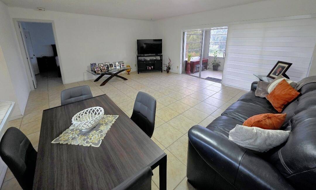 Palm Springs, FL 33406,725 Lori DR 206