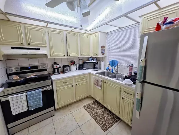 Palm Springs, FL 33406,725 Lori DR 206