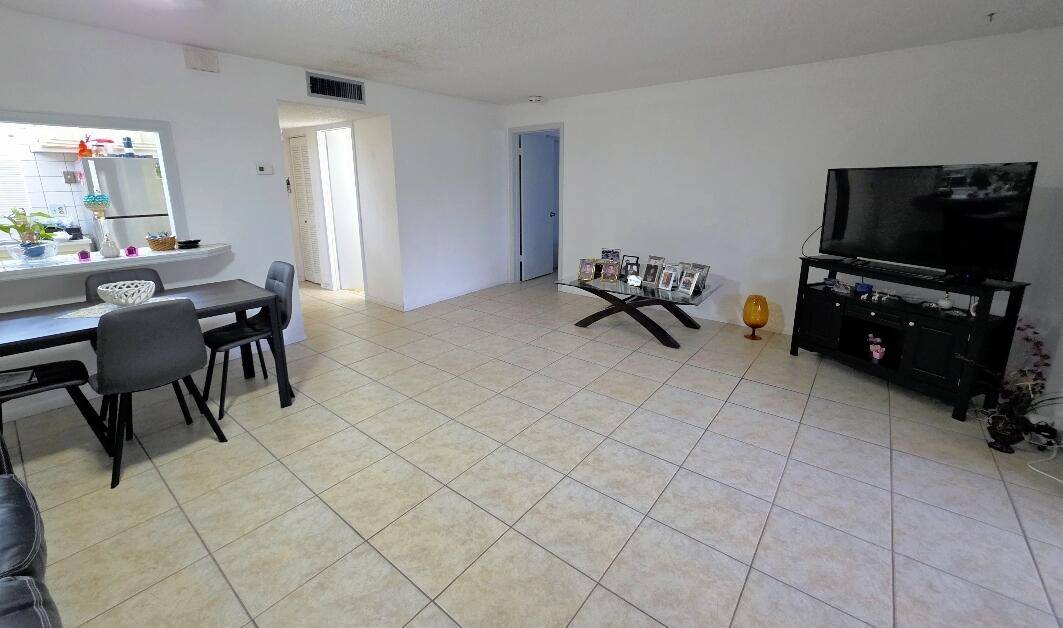 Palm Springs, FL 33406,725 Lori DR 206