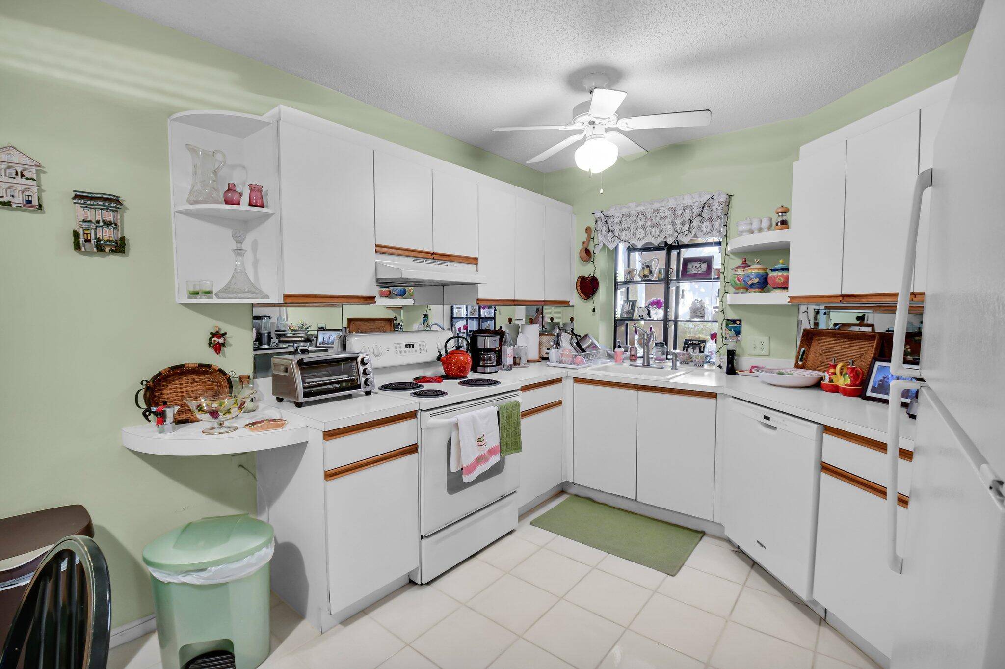 Boynton Beach, FL 33437,5196 Europa DR D