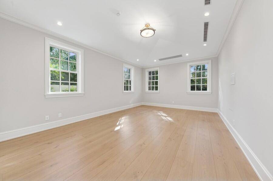 Palm Beach, FL 33480,433 Antigua LN