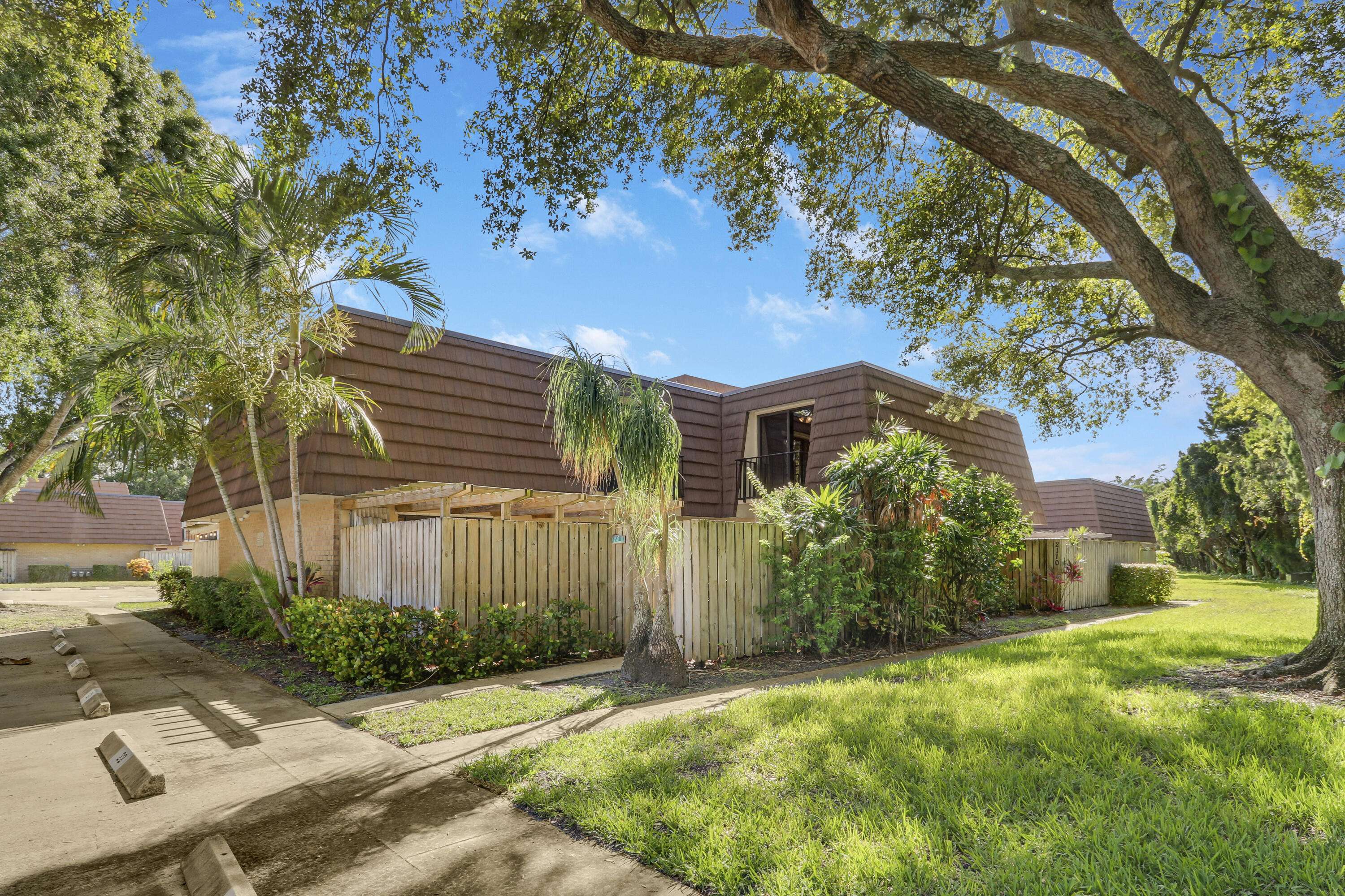 2111 21st LN, Palm Beach Gardens, FL 33418