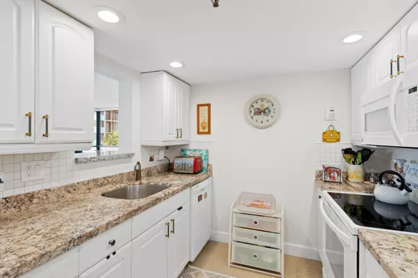 Boca Raton, FL 33487,899 Jeffery ST 301