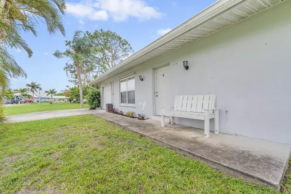 Port Saint Lucie, FL 34983,590 SE Anchor LN