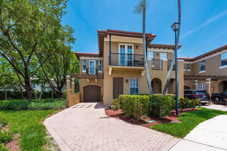 6911 Julia Gardens DR, Coconut Creek, FL 33073