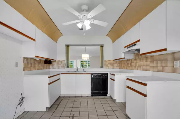 Greenacres, FL 33463,6113 Rainbow CIR