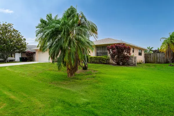 Port Saint Lucie, FL 34983,858 SE Roulette LN