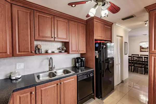 Lauderdale Lakes, FL 33319,4270 NW 40th ST 105