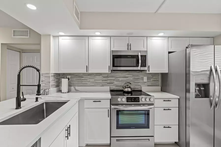 12829 Briarlake DR 102, Palm Beach Gardens, FL 33418