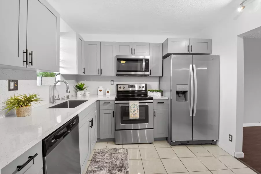 9370 SW 8th ST 410, Boca Raton, FL 33428