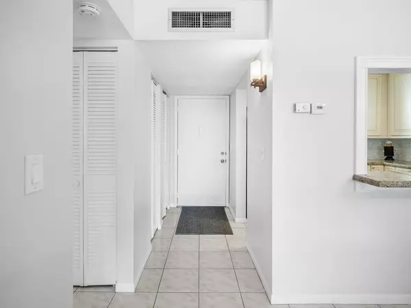 Palm Springs, FL 33461,715 Lori DR 213