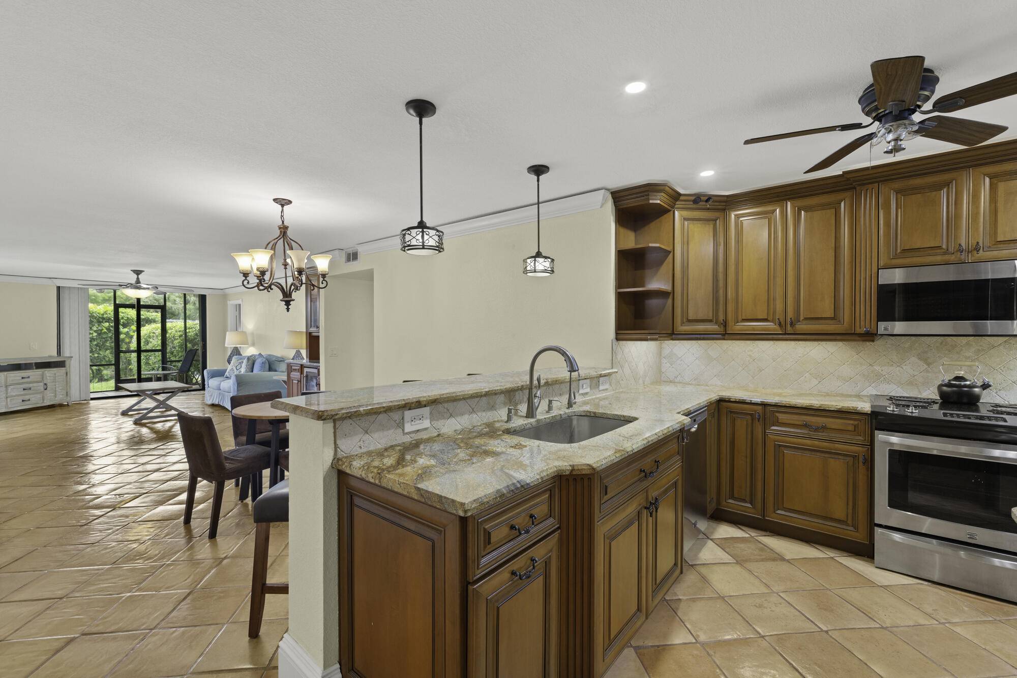 Lantana, FL 33462,1202 S Lake DR 105