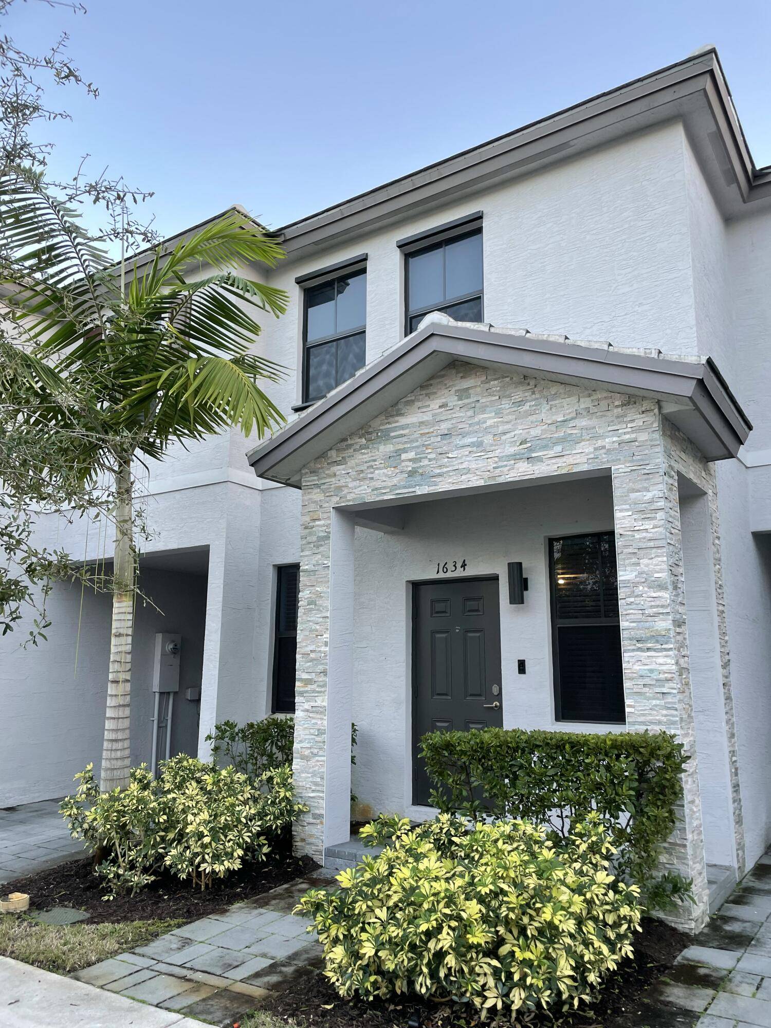 1634 SW 28th ST, Fort Lauderdale, FL 33315