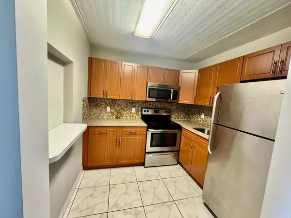 Palm Springs, FL 33461,200 E Village Green CIR 102