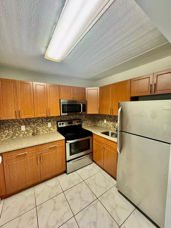 Palm Springs, FL 33461,200 E Village Green CIR 102