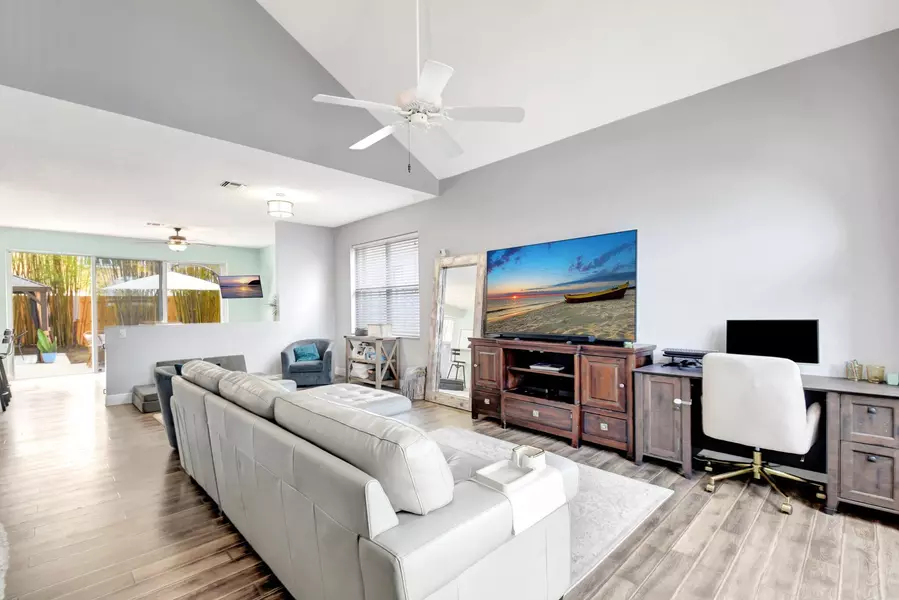 7989 Lakewood Cove CT, Lake Worth, FL 33467